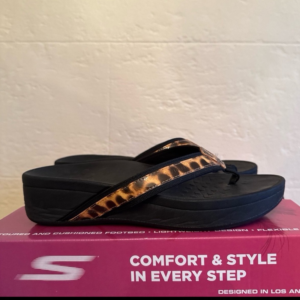 Vionic Black and Gold Women's Sandals